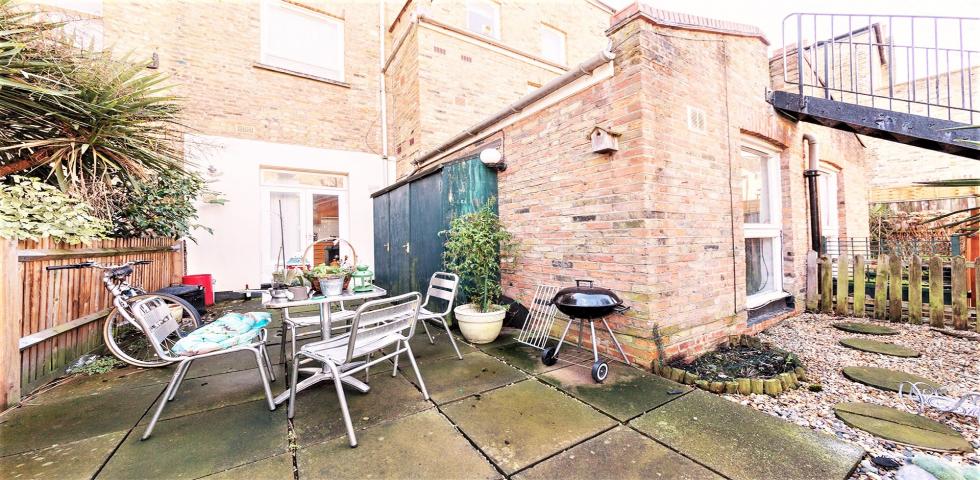 			SIZEABLE ONE BEDROOM GARDEN APARTMENT NW6, 1 Bedroom, 1 bath, 1 reception Flat			 Gascony Avenue, WEST HAMPSTEAD